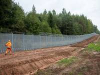 При помощи вертолетов и спецтехники в Резекненском крае задержаны 8 иммигрантов